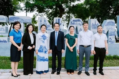 'Trái tim Tình yêu Việt Nam' tỏa sáng giữa lòng Hà Nội
