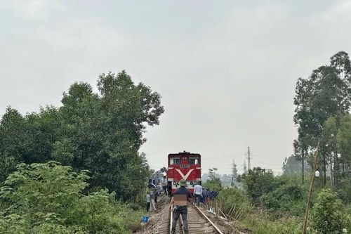 Thông tuyến đường sắt Hà Nội - Thái Nguyên sau sự cố