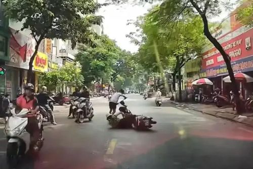 Thiếu niên đi xe điện đâm ngã xe khác rồi bỏ chạy