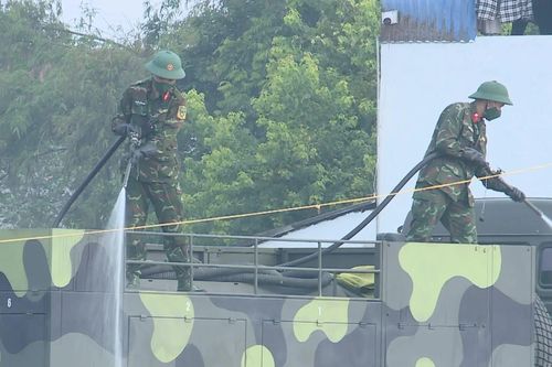 Bộ đội giúp dân khắc phục môi trường sau lũ