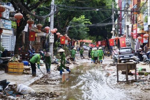 Những 'Người hùng thầm lặng' giữa phố bùn sau bão lũ
