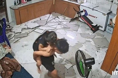 Trần nhà bất ngờ đổ sập, thế nhưng hành động của bé trai 12 tuổi đối với em gái lại khiến hàng triệu người xúc động