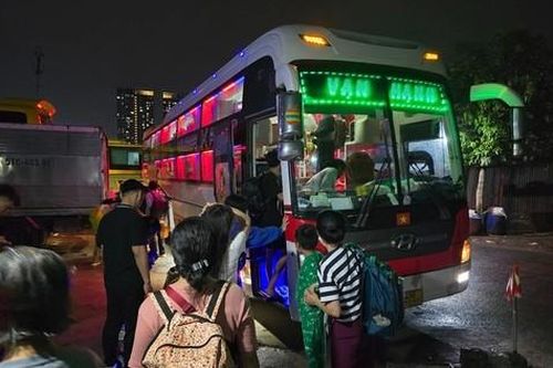 TPHCM: Xử lý nghiêm tình trạng phương tiện đón, trả khách không đúng nơi quy định