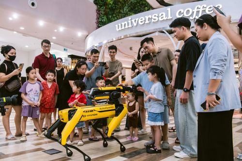 Robot Spot khuấy động không gian trưng bày xe Hyundai