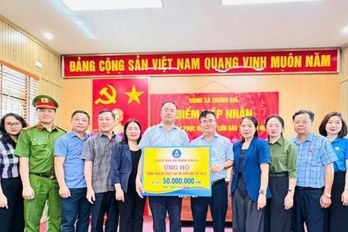 Phường Đống Đa thăm hỏi, trao tặng hỗ trợ nhân dân các xã bị ảnh hưởng bởi ngập lụt