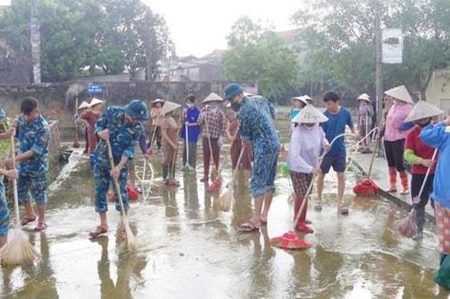 Cán bộ, chiến sĩ Sư đoàn 371 giúp nhân dân khắc phục hậu quả bão số 11