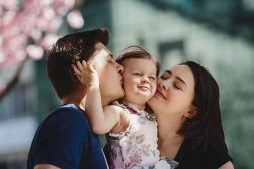 Những đứa trẻ 'ít được ôm ấp' khi lớn lên có thực sự độc lập hơn không?: Câu trả lời sẽ khiến bạn phải khóc!