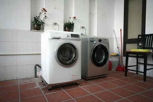 Nguyên nhân và cách khắc phục máy giặt bị rung lắc khi giặt quần không cần gọi thợ