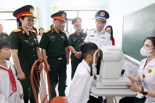 Học sinh đặc khu Cô Tô được khám mắt và phát thuốc miễn phí trong chương trình 'Trăng thu Biên cương'