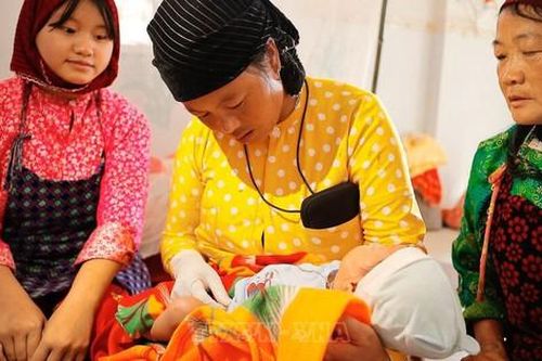 Bộ Y tế đề xuất tăng phụ cấp cho nhân viên y tế thôn, tổ dân phố, cô đỡ thôn, bản