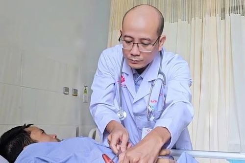 Kỳ tích cứu người đàn ông gù vẹo cột sống 38 năm, liệt tứ chi nhờ can thiệp mạch hiếm gặp