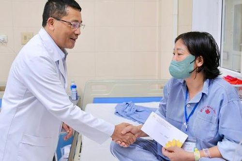 Bệnh viện K trao 235 triệu hỗ trợ người bệnh chịu thiệt hại sau bão số 10,11