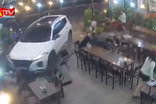 Hối hận muộn màng sau cú lao xe vào quán nhậu