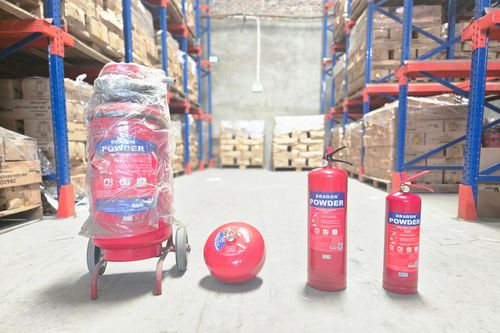 Cận cảnh 'ổ' trung chuyển bình chữa cháy giả nhãn hiệu Dragon