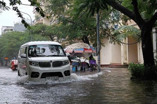 Hải Phòng: Mưa lớn kéo dài, nhiều tuyến phố ngập sâu