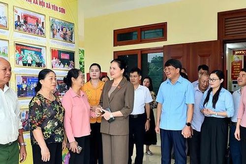 Phó Chủ tịch Ủy ban Trung ương MTTQ Việt Nam Hà Thị Nga tiếp xúc cử tri tại Tuyên Quang