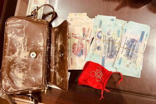 Mất ngủ vì nhặt được túi chứa gần 150 triệu khi lội lụt về nhà