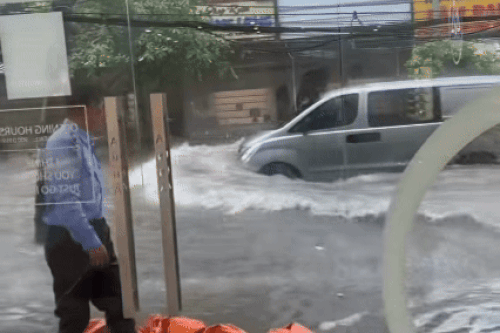 Bảo vệ ngã nhào khi ôtô lao qua vùng ngập sâu ở Hải Phòng