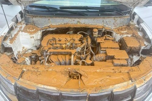 Ôtô 'ngâm' bùn nước sau bão lũ - chi phí có thể bằng nửa giá trị xe