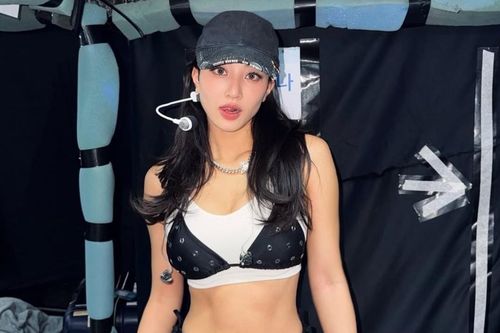 Nữ ca sĩ gợi cảm với mốt lộ áo ngực