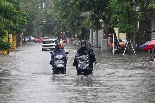 Hải Phòng: mưa lớn kéo dài khiến nhiều tuyến phố ngập sâu