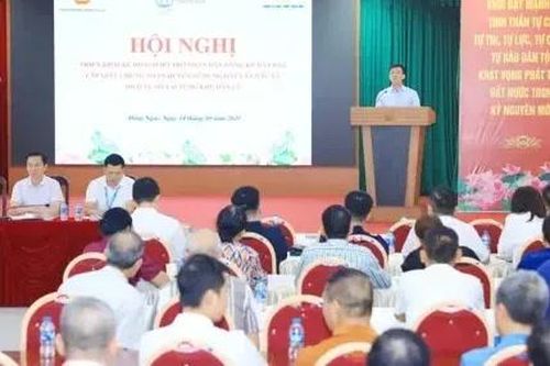 Phường Đông Ngạc 'mang' thủ tục đất đai, dịch vụ số về tận nhà dân