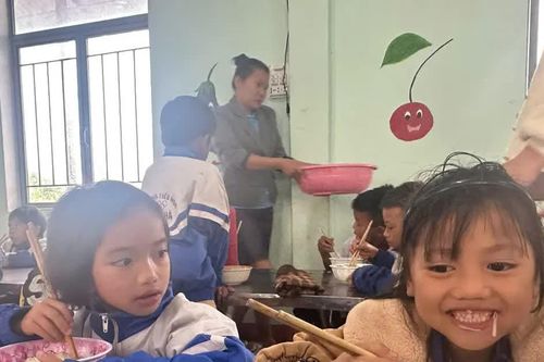 Những bữa ăn miễn phí cho học trò vùng cao