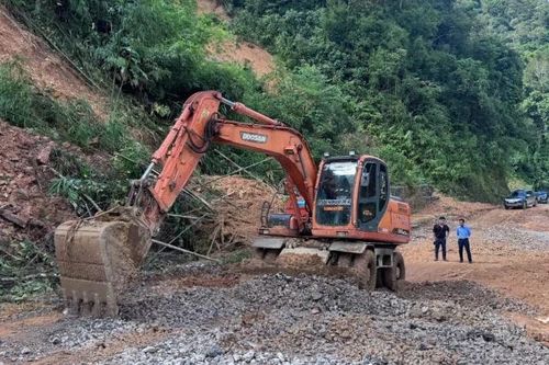 Dồn lực thông đường sau mưa lũ