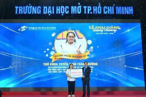 Trường đại học Mở Thành phố Hồ Chí Minh trao học bổng hơn 50 tỷ đồng cho tân sinh viên