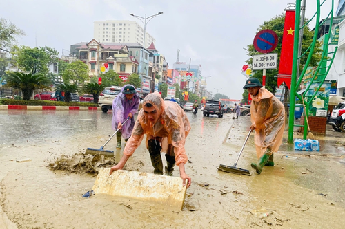 Bộ đội dầm mưa 'dọn lũ'