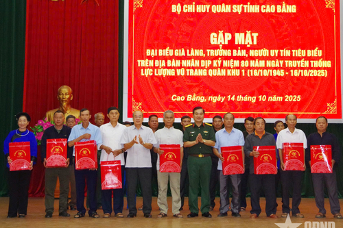 Bộ CHQS tỉnh Cao Bằng gặp mặt già làng, trưởng bản, người có uy tín
