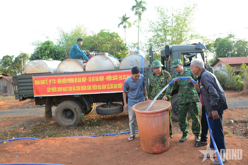 Đoàn Kinh tế - Quốc phòng 778: 'Cầu nối yêu thương ' nơi biên cương