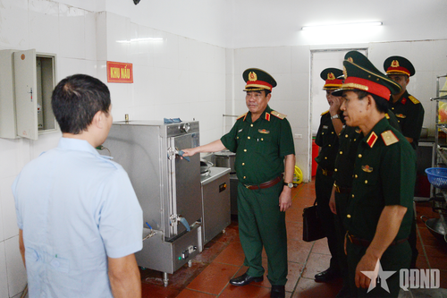 Thiếu tướng Nguyễn Bá Lực kiểm tra Ban chỉ huy Phòng thủ khu vực 4 - Vĩnh Yên