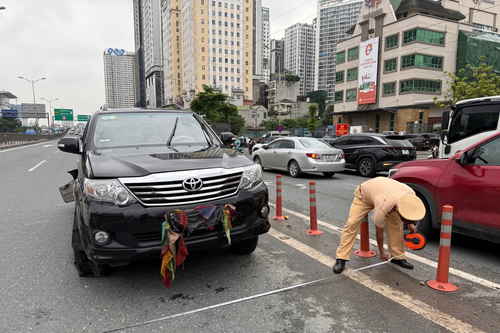 Tài xế có nồng độ cồn rất cao lái ô tô nổ lốp đi ngược chiều trên Vành đai 3 trên cao