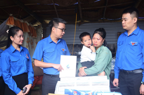 Trung ương Đoàn thăm, tặng quà hỗ trợ người dân Lạng Sơn bị thiệt hại do bão lũ