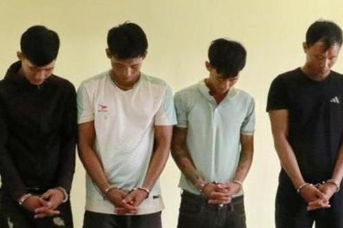Nhóm trai làng theo lũ 'dọn đồ' nhà dân