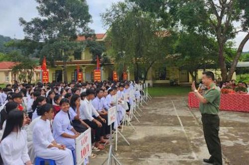 Tuyên truyền, giáo dục kiến thức pháp luật cho gần 1.400 học sinh