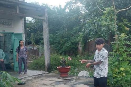 Bị anh họ khống chế cướp của tại nhà