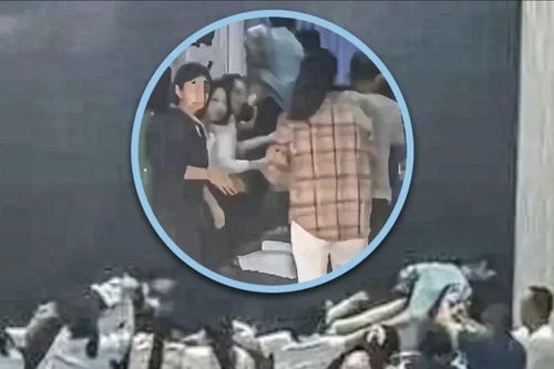 'Bài tập tội lỗi': Trường học Trung Quốc bị chỉ trích vì để học sinh bước qua 'cây cầu người' của phụ huynh