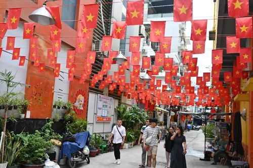 Sắc cờ hoa chào đại hội