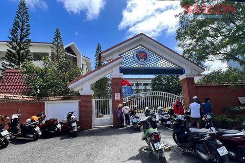 Lâm Đồng: Tiếp tục tạm đình chỉ hiệu trưởng trường tiểu học liên quan vụ thực phẩm 'bẩn'