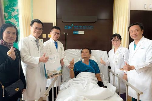 Cứu sống bệnh nhân người Campuchia bị xuất huyết não, thuyên tắc phổi cấp