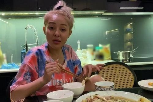 Những lần lộ mặt mộc của Ngân 98 khiến netizen 'hết hồn'