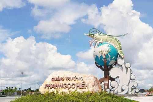 Ấn tượng Quảng trường với biểu tượng con tôm khổng lồ ở Cà Mau