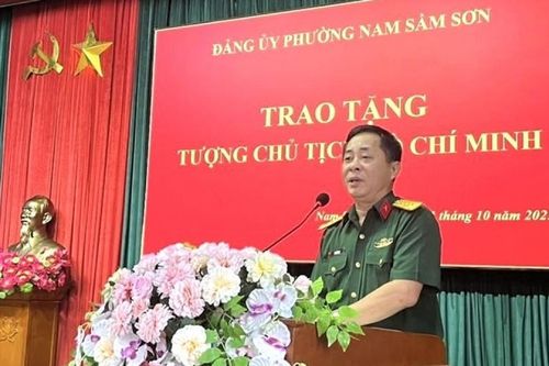 Đại tá Lê Thế Hoạt trao tặng bức tượng chân dung Bác Hồ cho quê hương Nam Sầm Sơn