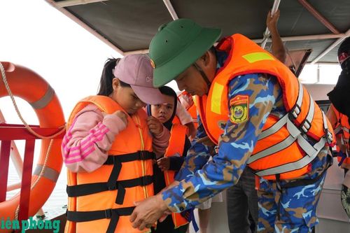 Xuồng Hải đội Biên phòng 2, BĐBP thành phố Đà Nẵng đưa đón người dân xã đảo Tam Hải