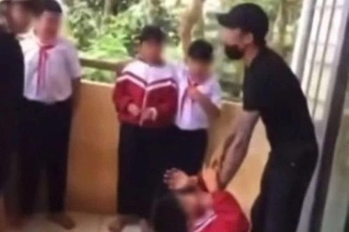 Công an thông tin vụ học sinh lớp 6 bị phụ huynh nắm cổ áo, dọa nạt
