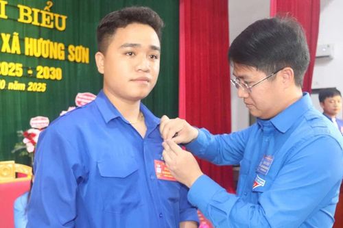Trao huy hiệu Tuổi trẻ dũng cảm cho nam thanh niên lao xuống dòng nước xiết cứu em nhỏ