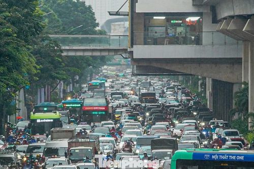 Người Thủ đô chật vật đưa con đi học, đi làm trong cơn mưa rải rác kéo dài