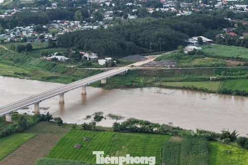 Cầu hơn 120 tỷ xây xong nằm 'phơi nắng mưa' chờ… 3 hộ dân
